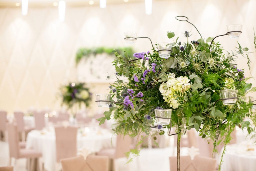 Centros altos de flores para bodas elegantes naturales frescas